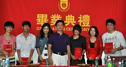 周世康校长和获奖学员合影