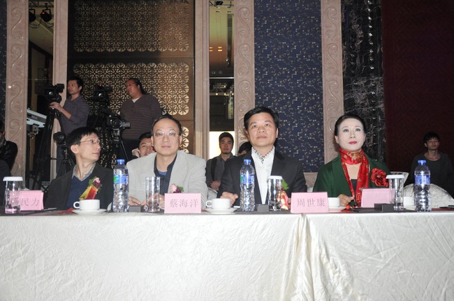 出席开幕式晚会的各位领导在台前就座