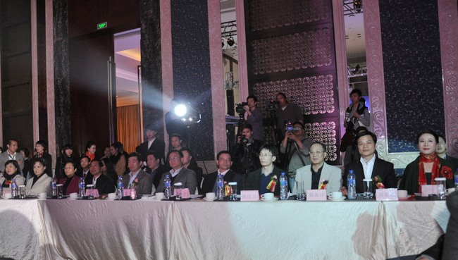 出席开幕式晚会的各位领导在台前观看演出