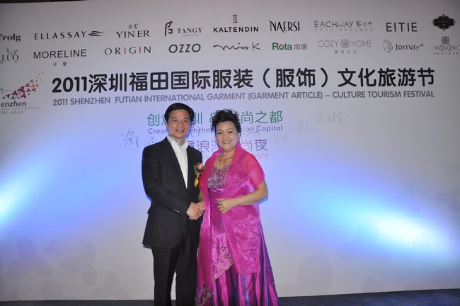 深圳市服装行业培训学校校长周世康先生和出席嘉宾合影
