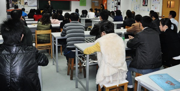 正在参加学校培训学习的学员们