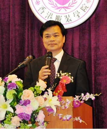 香港服装学院周世康院长在开学典礼上致欢迎辞