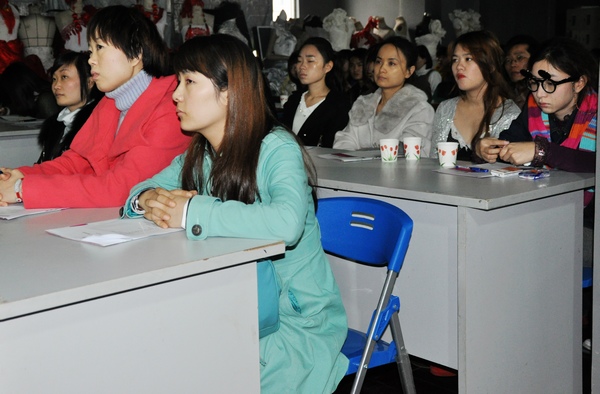 服装爱好者和学员们正在参加服装公益专题讲座活动