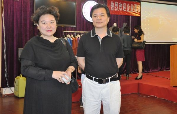 深圳市服装行业培训学校周世康校长与国际顶级设计大师经纪人、巴黎法中时尚文化交流协会会长喻凯琳女士合影
