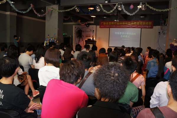 学生们及来宾们认真地听取江老师传授经验