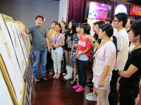 郝永强老师给参观展出的学员们和服装爱好者讲解