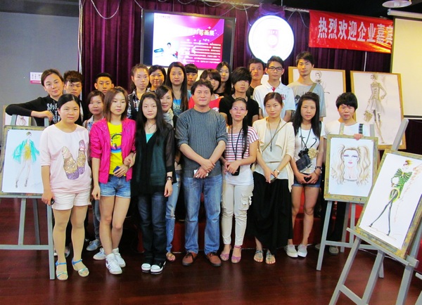 郝永强老师和参观展出的学员们合影留念