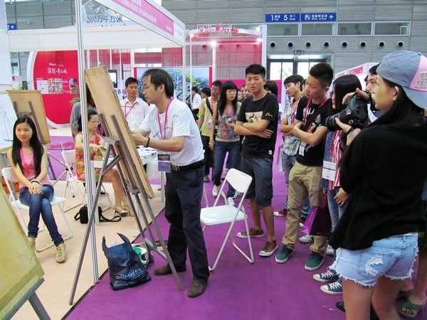 深圳服装行业培训学校郭小天老师正在现场表演绘画公开课
