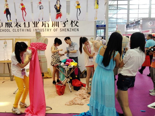 我校学员在老师指导下进行现场服装立裁表演