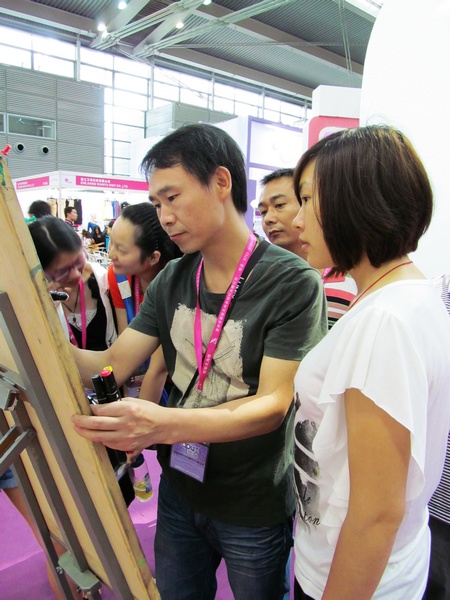 观众们正在看姜林老师现场服装画表演