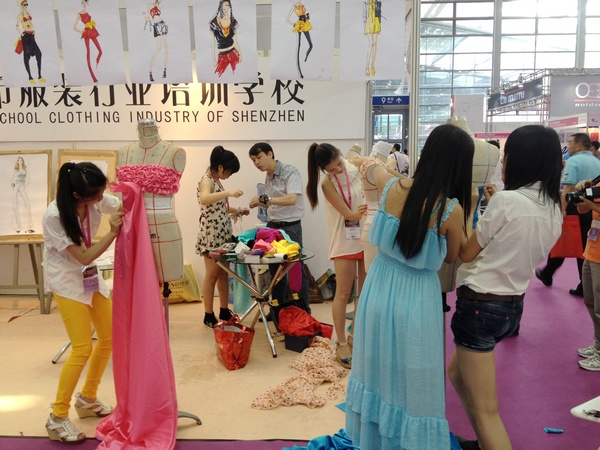 尹孟华老师正在现场指导学员们上公开表演课