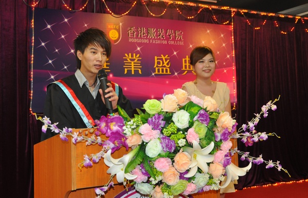 优秀毕业生代表温俊锋代表毕业生上台发言