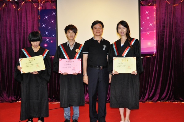香港服装学院周世康院长和优秀学生代表合影
