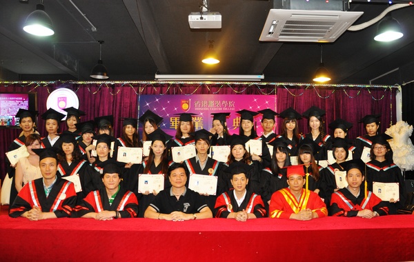 香港服装学院2012年第一期毕业典礼合影留念