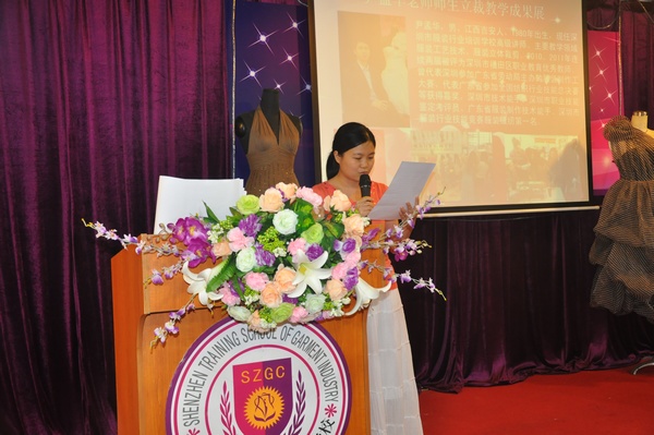 开展仪式由香港服装学院2012年第二期日班顾玉梅同学主持