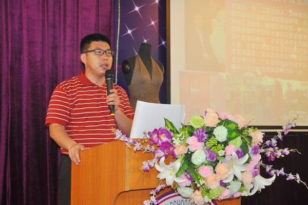 香港服装学院曹亚箭副院长祝贺服装作品展成功举办