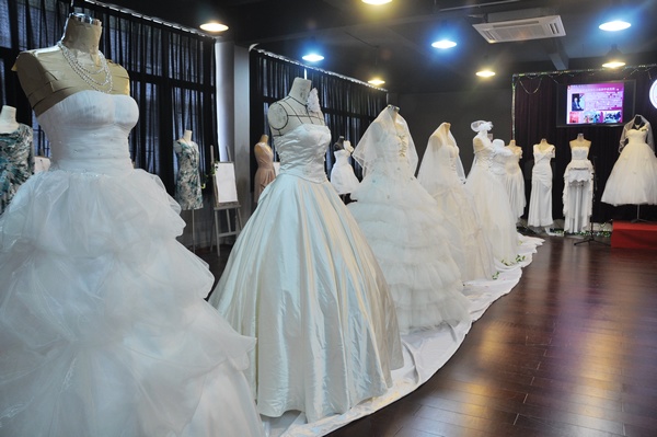 尹孟华老师和学生们精心制作的优秀婚纱礼服成品