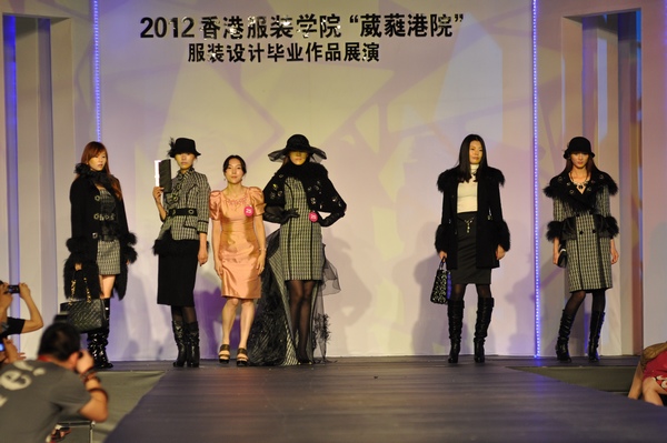 香港服装学院深圳分院25号设计者余晴的作品《情系巴洛克》夺得本次大赛金奖