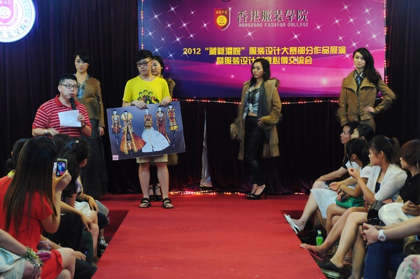 香港服装学院曹亚箭老师现场点评2012“葳蕤港院”部分服装设计作品