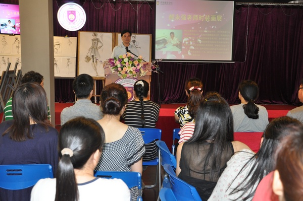 香港服装学院周世康院长出席画展开幕仪式