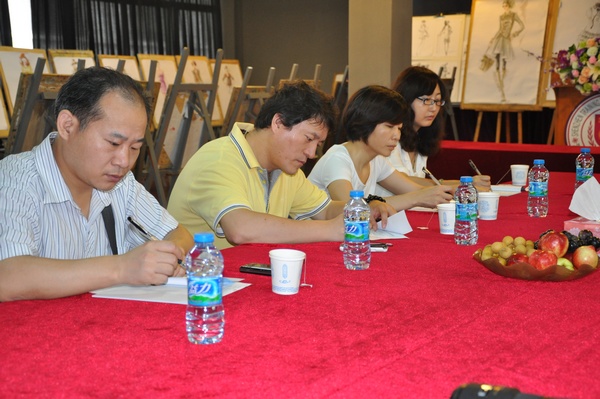 来自深圳市服装行业专家及考评员10多人参加了培训会