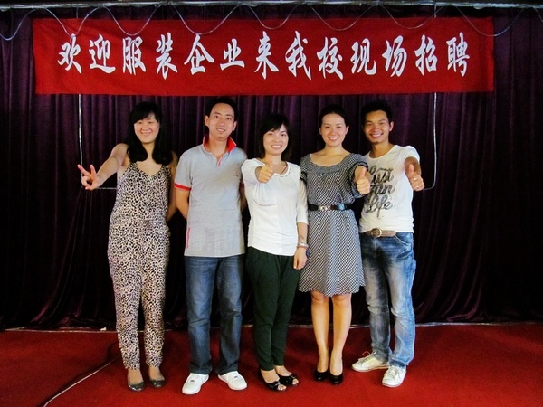 现场招聘会结束后合影留念