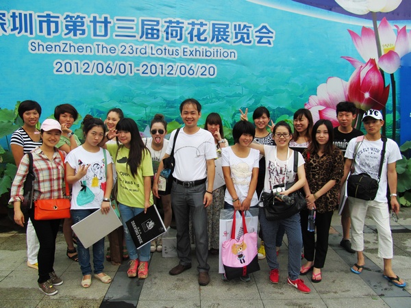 香港服装学院服装美术班部分学员合影留念