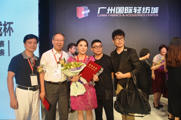 香港服装学院周世康院长、部分嘉宾评委老师和参赛选手余晴合影