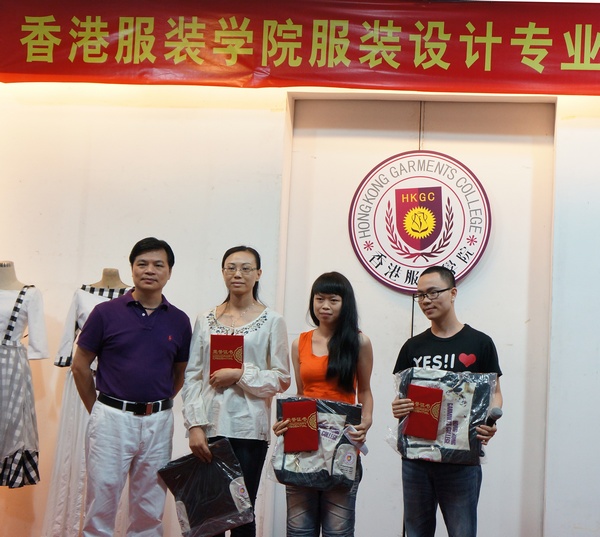 周世康院长为2012广东大学生时装周“葳蕤港院”毕业作品展部分优秀奖选手现场颁发证书