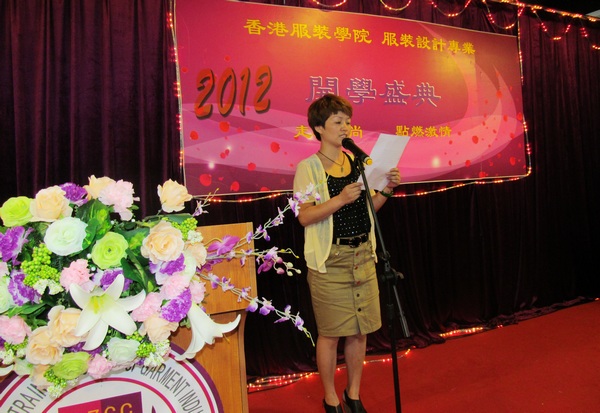 香港服装学院在校生朱慧敏代表老学员上台发言