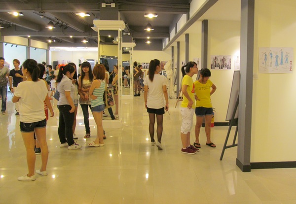 深圳市服装行业培训学校举办“走进时尚 成就梦想”2012师生创意作品展