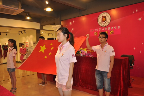 一曲嘹亮庄严的国歌声在香港服装学院一楼大厅响起