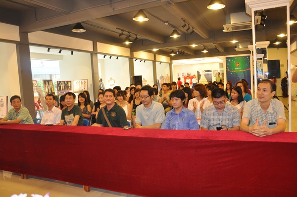 香港服装学院曹亚箭副院长和各位老师们为新学员们送上美好祝福