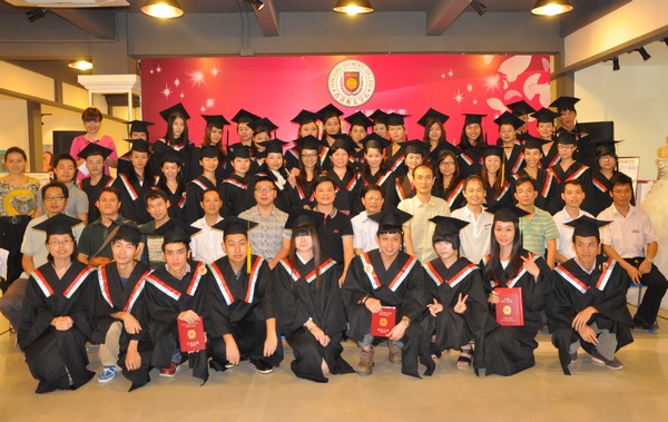 香港服装学院学生毕业合影