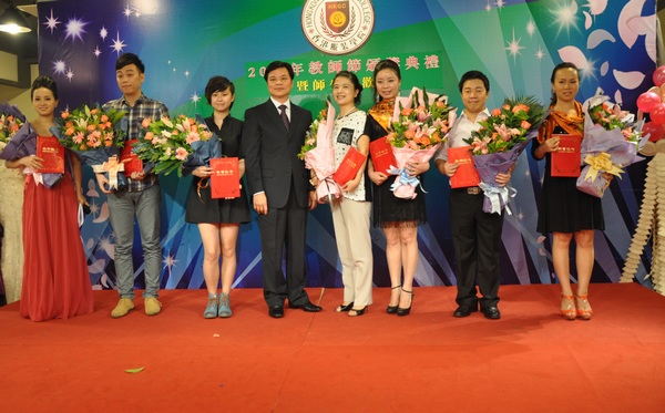 香港服装学院7位老师荣获先进教育工作者荣誉称号