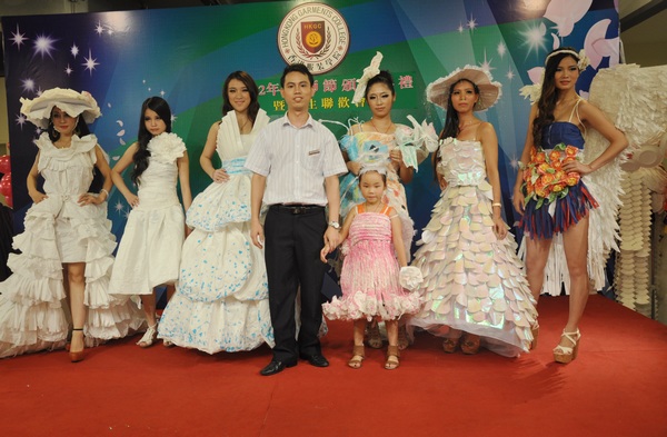 香港服装学院学生表演节目合影