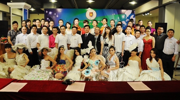香港服装学院师生合影